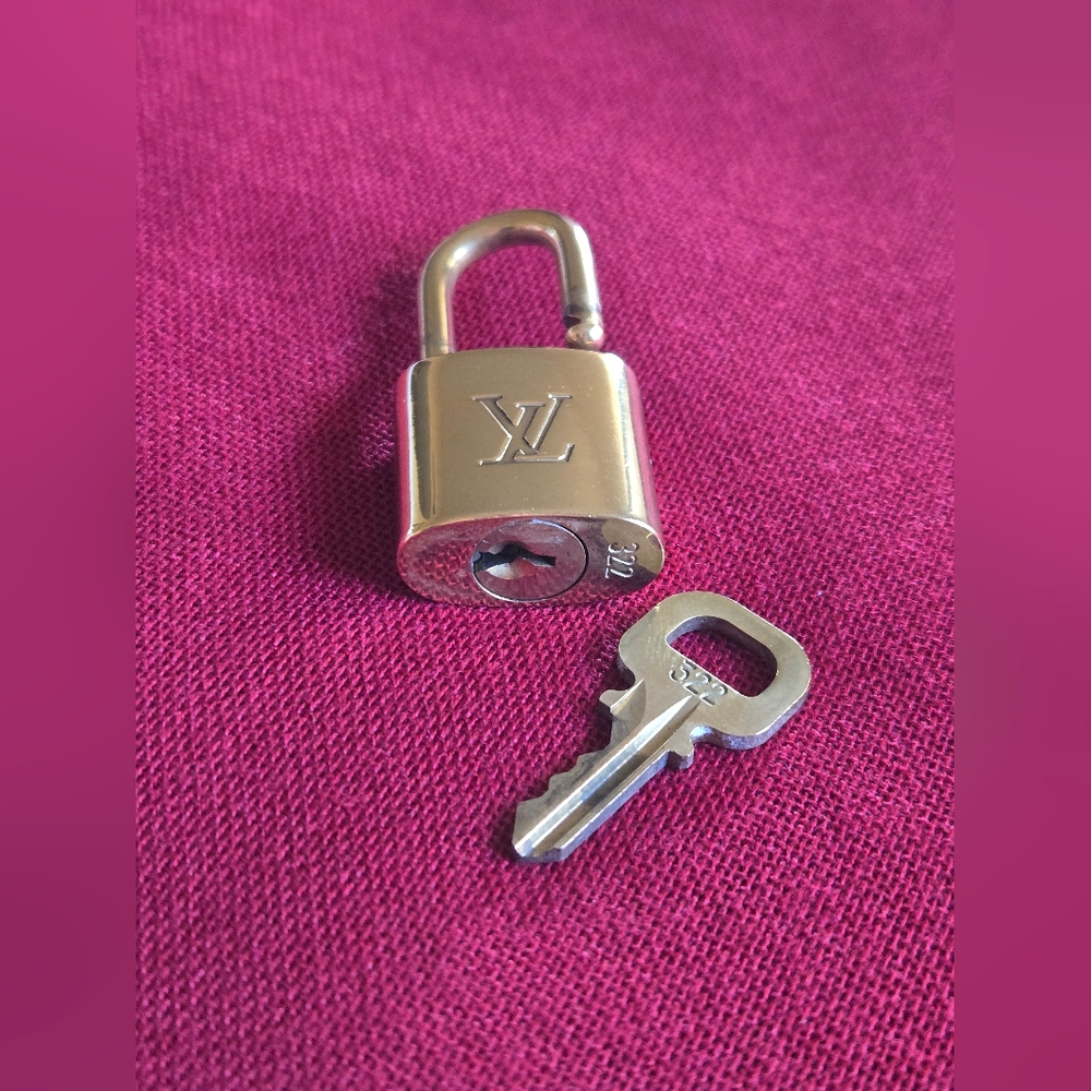 Louis Vuitton Lock And Key #322 With Lavender Bagcharm - Picture 6 of 9